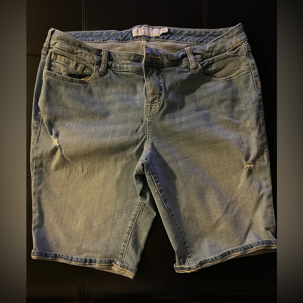 EUC Torrid distressed stretch denim Bermuda shorts. Size 16.
